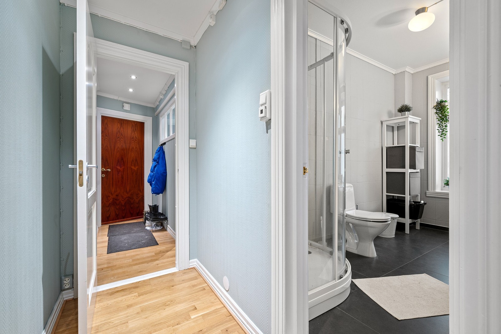 Lett tilgang til baderom fra entrè. Galleribilde