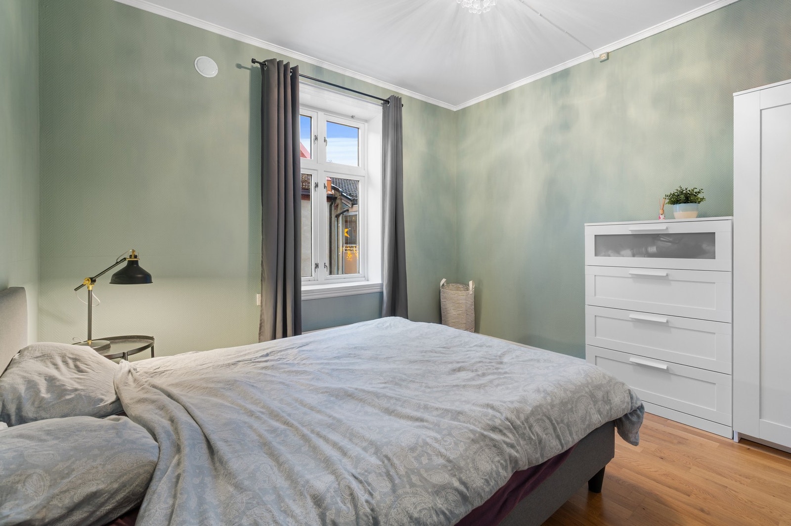 God plass til dobbeltseng og garderobeløsning. Galleribilde