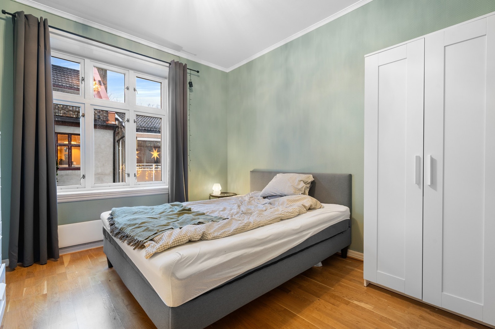 Soverom 2 har god plass til dobbeltseng og garderobeløsning. Galleribilde