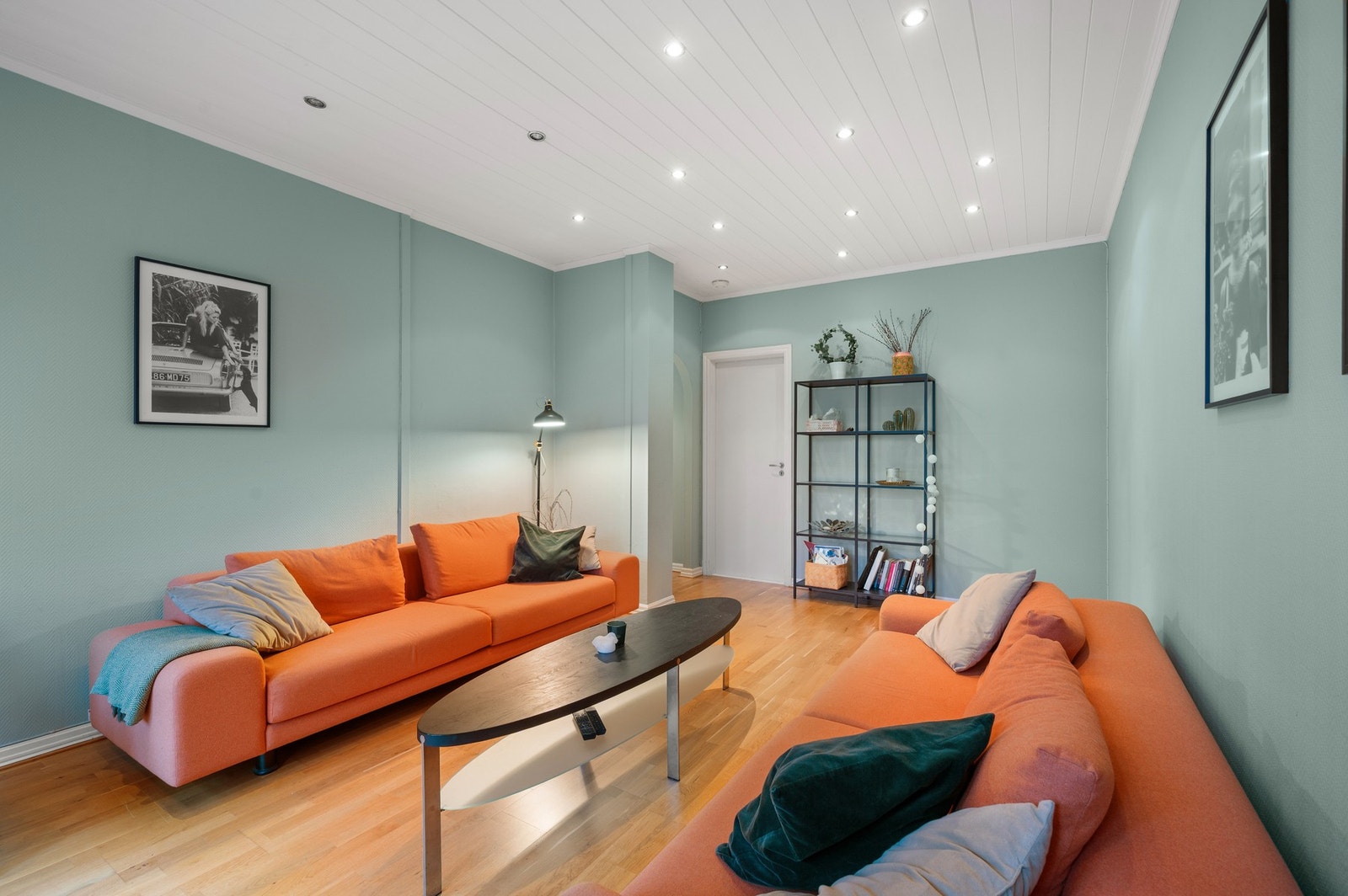 Stuen har god plass til både sofagruppe og spisebord. Galleribilde