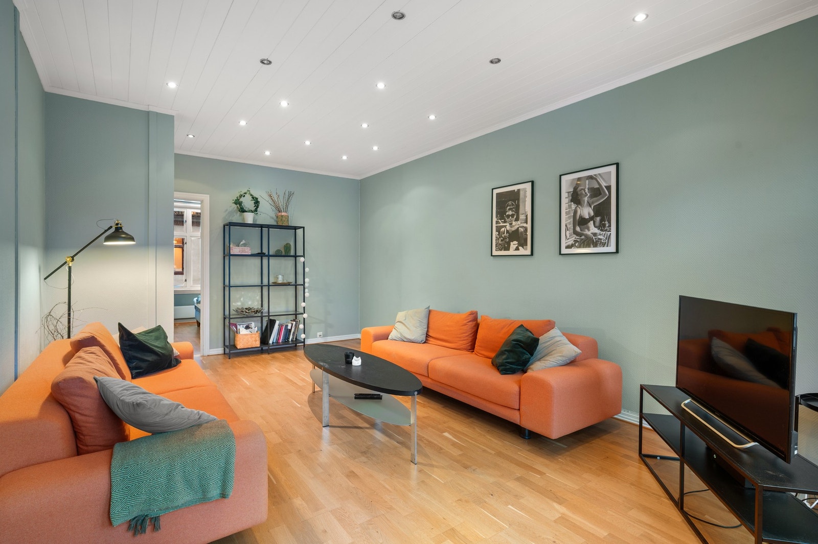 Delikat stue med god plass til stor sofagruppe. Galleribilde