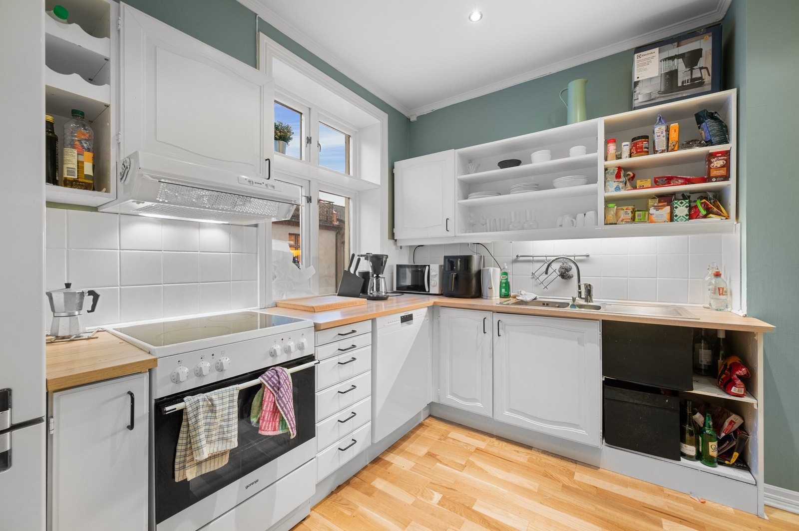 Naturlig skille mellom stue og kjøkken som gir flere soner i boligen. Galleribilde