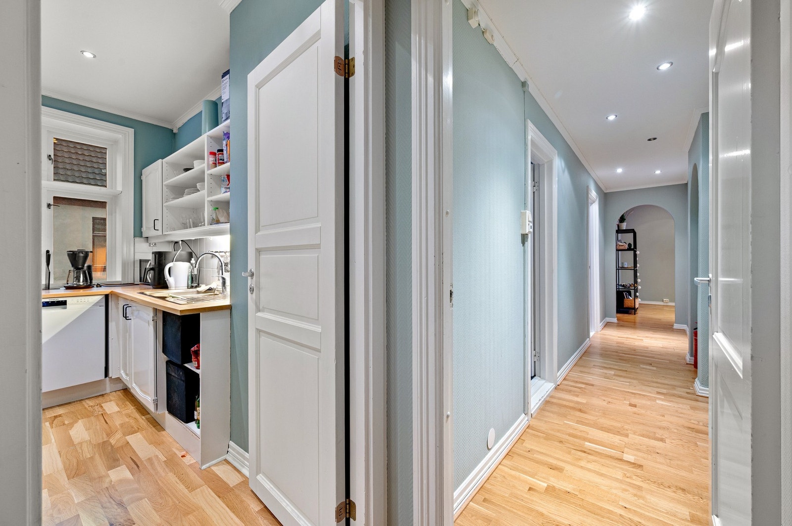 Naturlig skille mellom stue og kjøkken som gir flere soner i leiligheten. Galleribilde