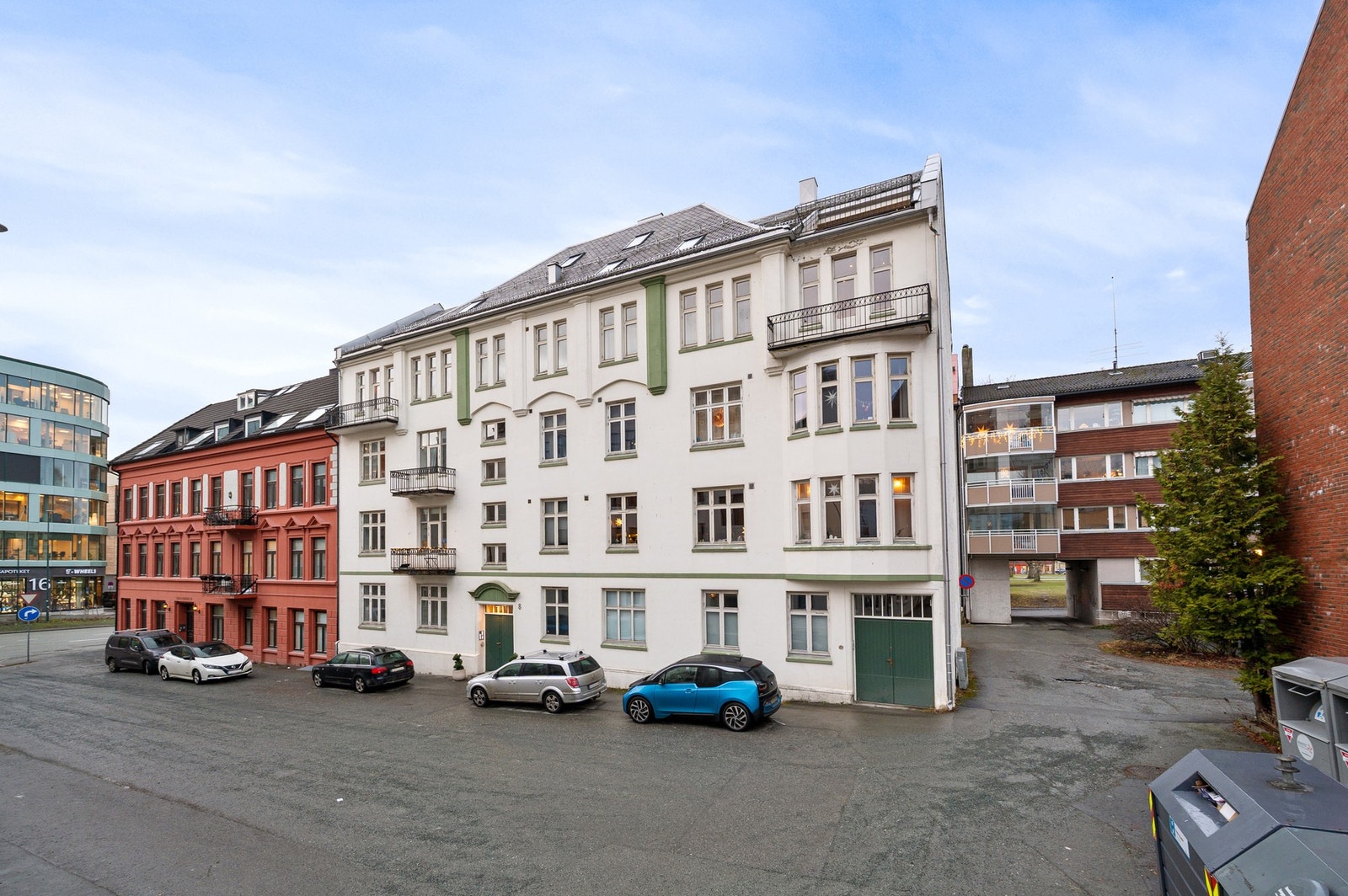 Leiligheten ligger i 4.etasje i en flott murgård på Elgeseter. Galleribilde