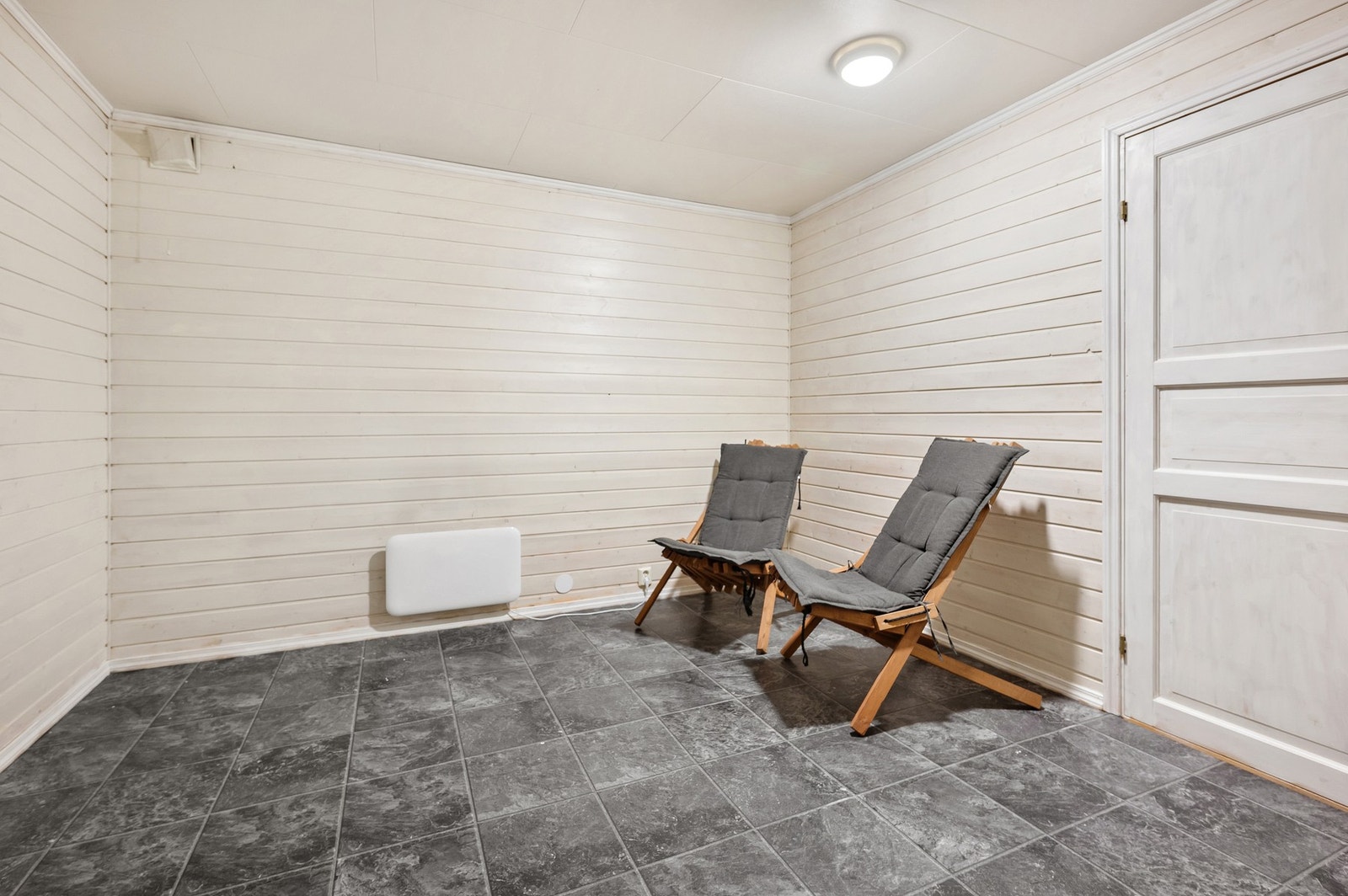 Et romslig kjellerrom som kan brukes til lagring eller andre praktiske formål. Galleribilde