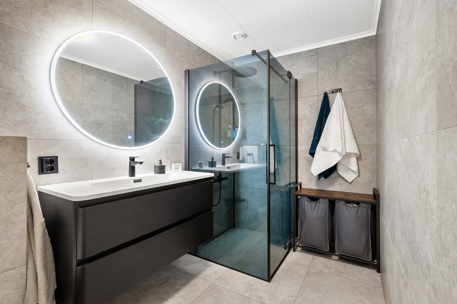 Speil med LED-lys gir rommet et eksklusivt preg. Galleribilde