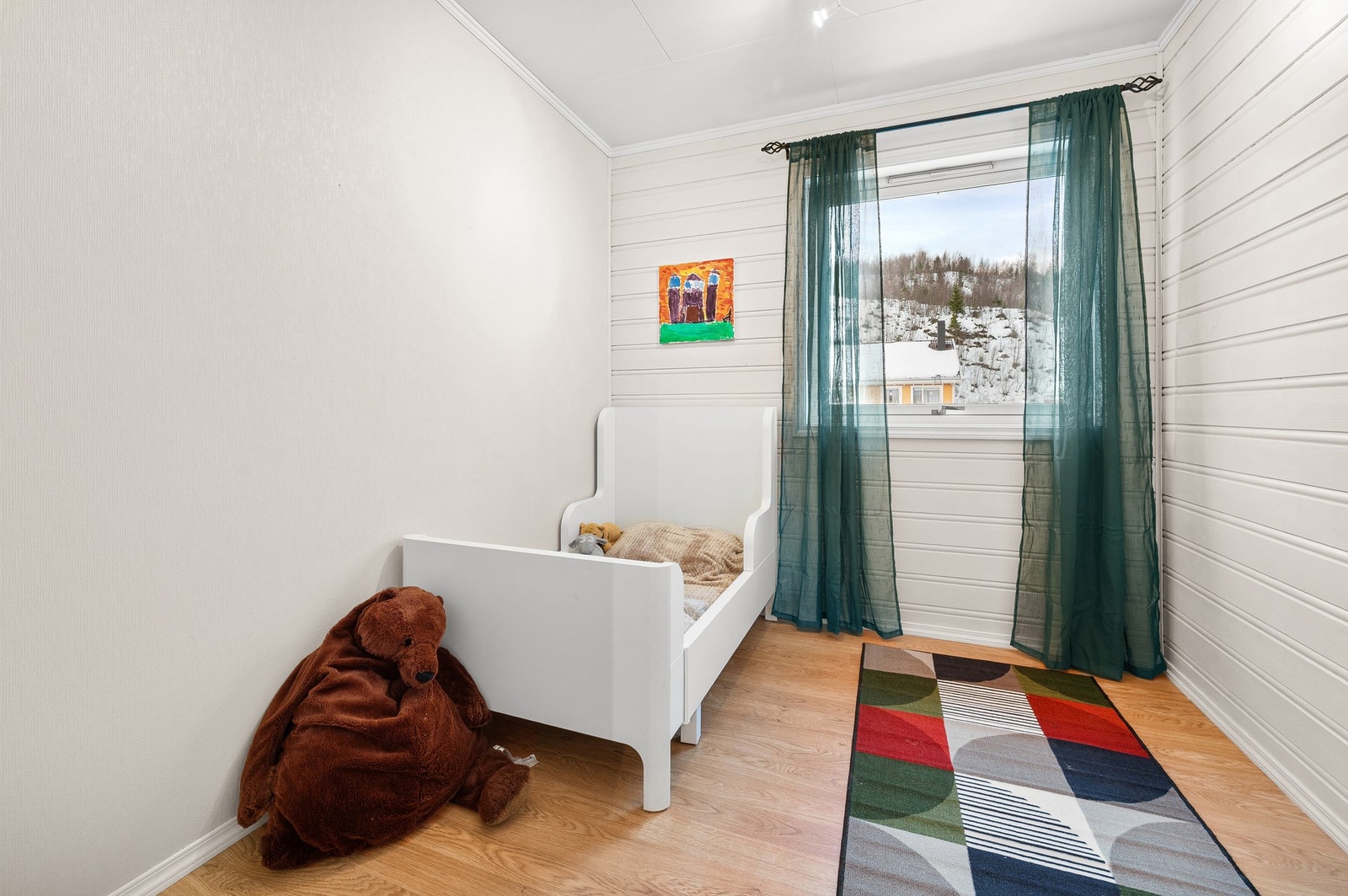 Pent rom med lyse flater og mange bruksområder. Galleribilde