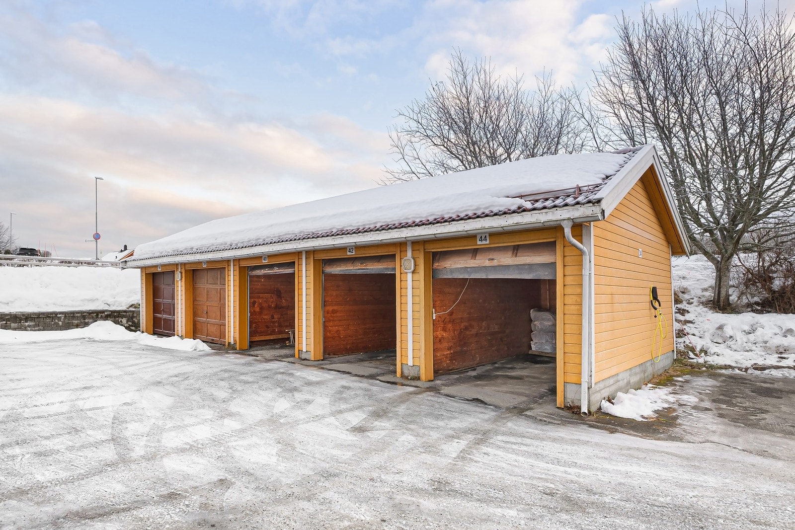 Boligen disponerer egen plass i felles garasjerekke. Galleribilde