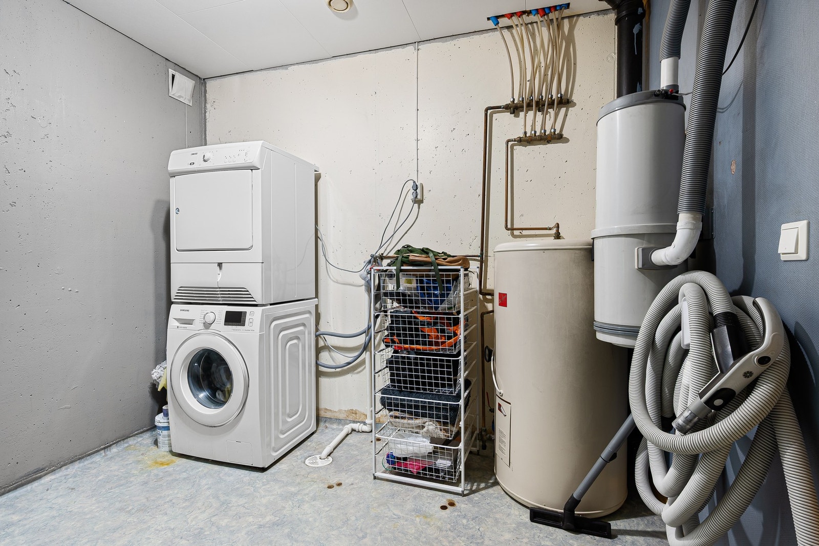 Vaskerommet ligger i kjelleren og samler både vaskefasiliteter og tekniske installasjoner. Galleribilde