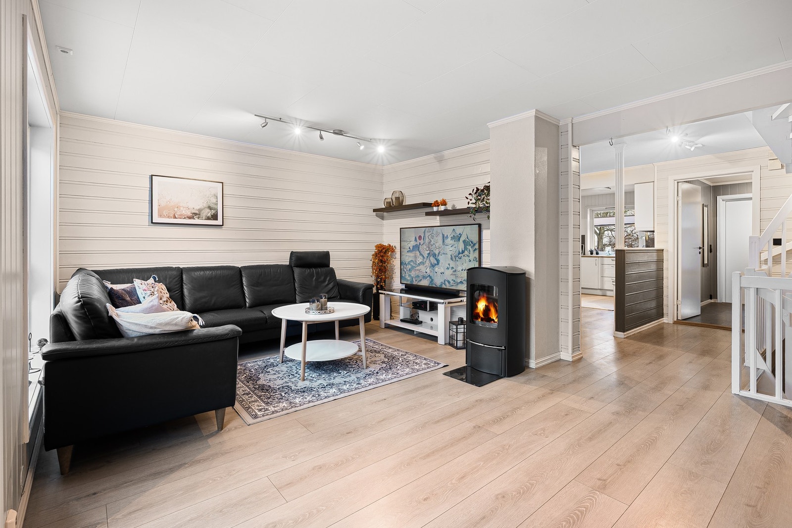 Vedfyring gir en lun atmosfære til rommet. Galleribilde