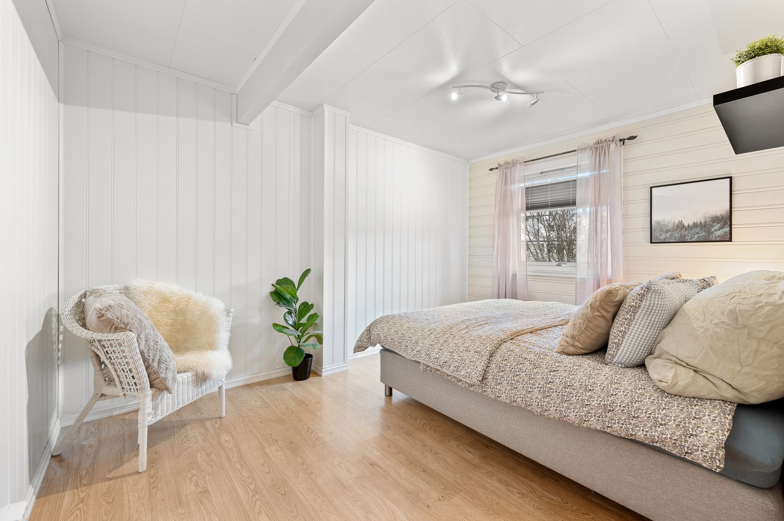 Lyst og trivelig soverom med god plass til stor seng og øvrig møblement. Galleribilde