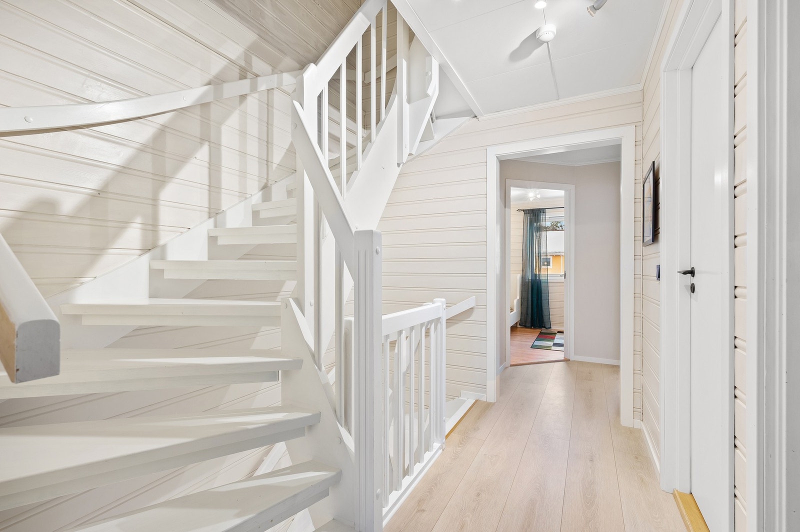 Opp i 2. etasje finner du fire soverom og baderom. Galleribilde