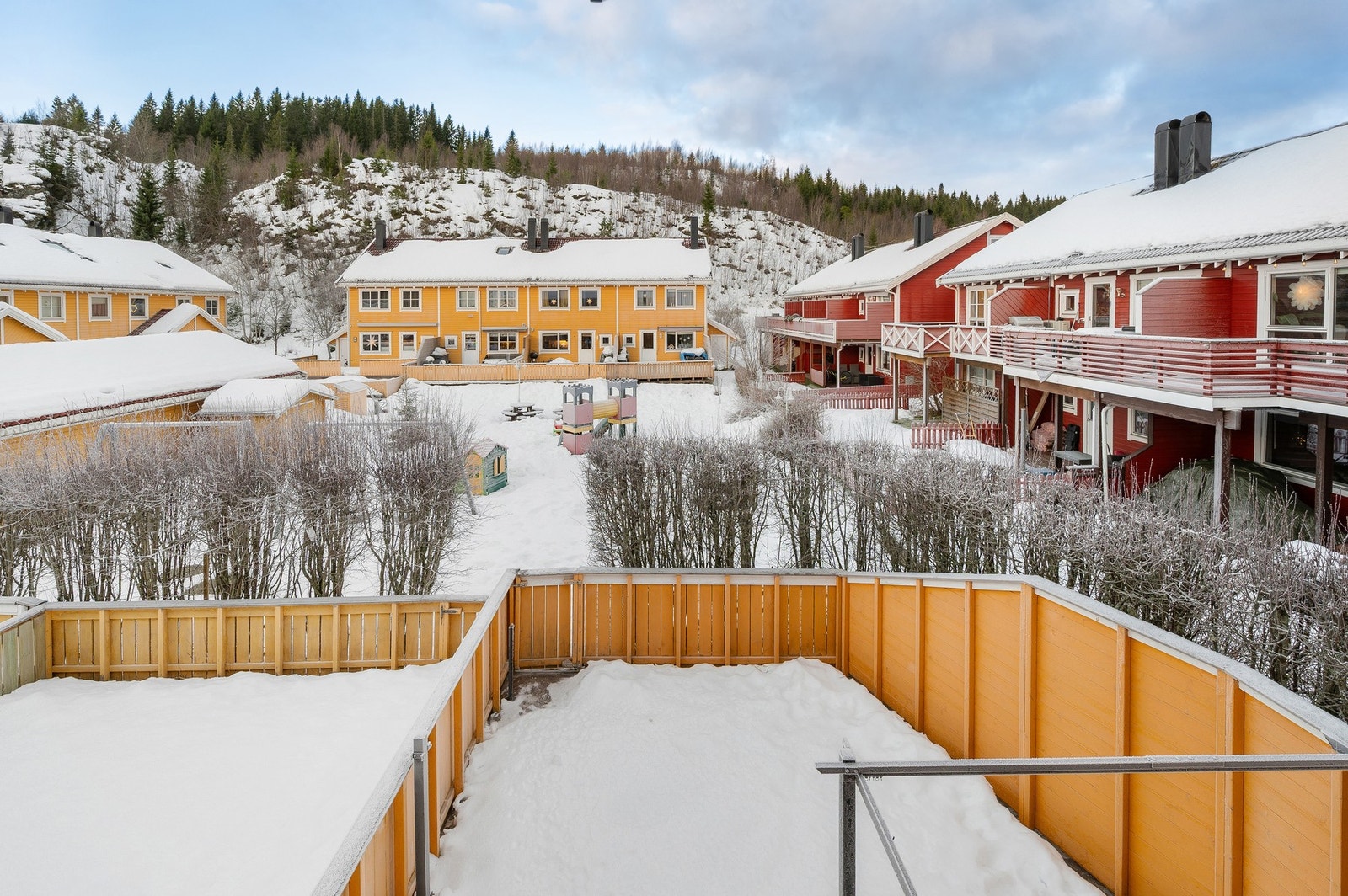 Trivelig uteområde med skjermede rammer. Galleribilde