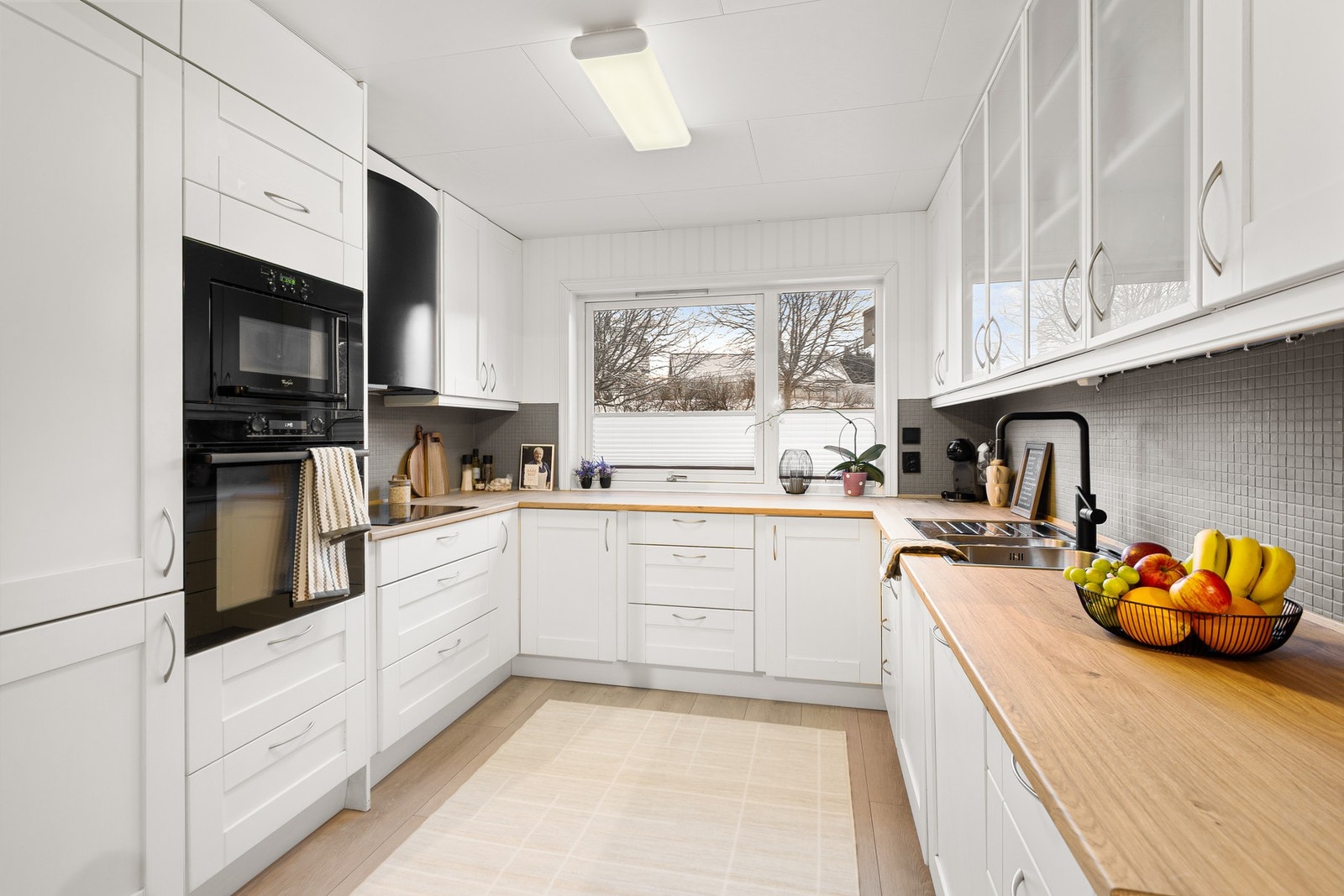 Integrerte hvitevarer og god skapplass på kjøkkenet. Galleribilde