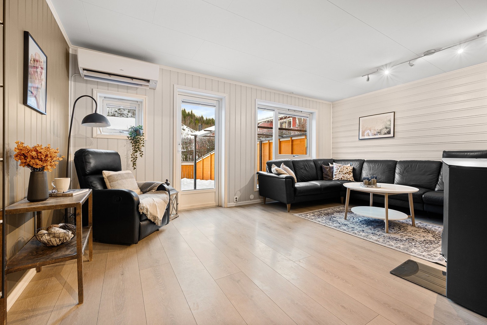 Romslig stue med store vindusflater som gir et flott naturlig lys. Galleribilde