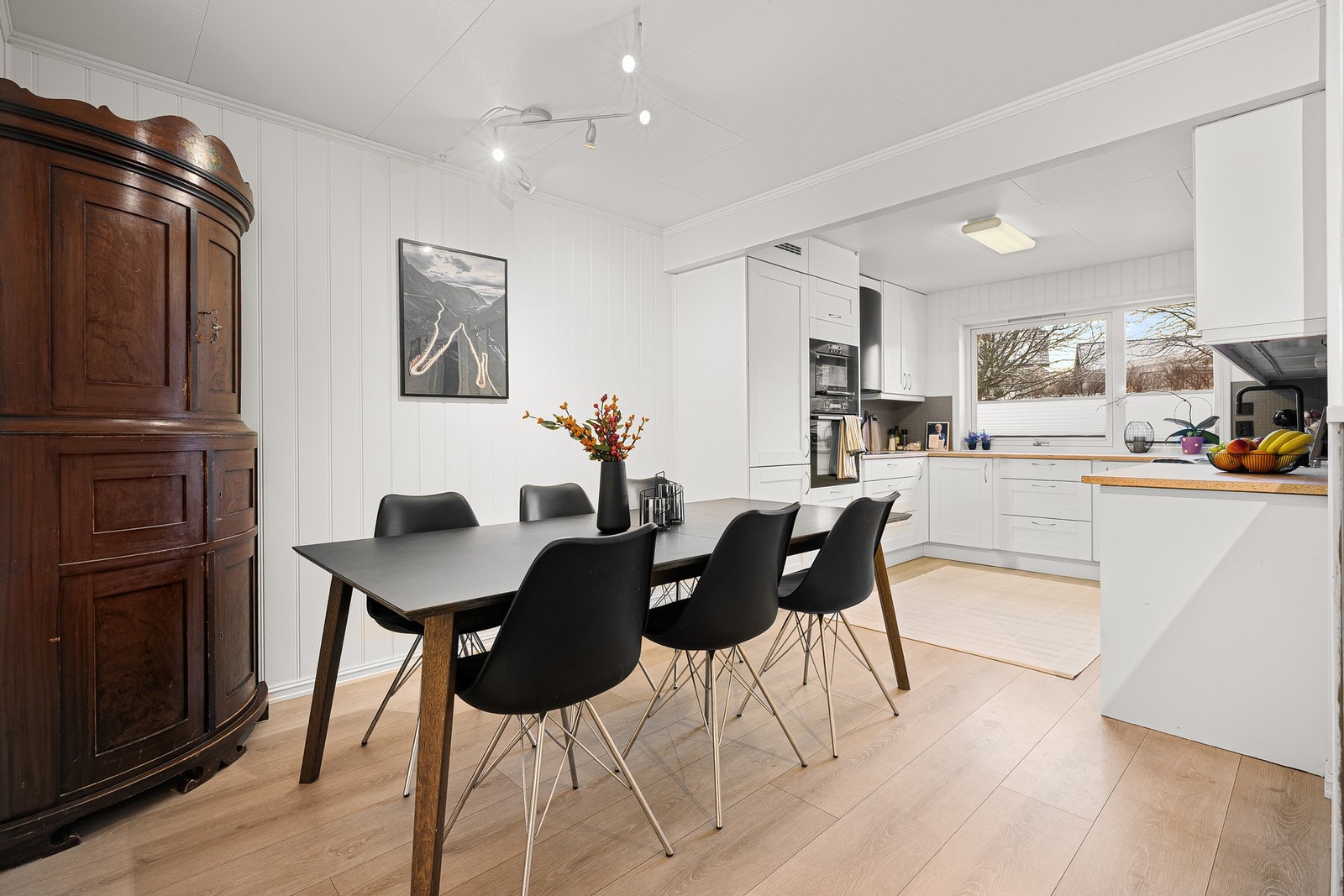 Spiseområdet ligger naturlig i forlengelsen av kjøkkenet. Galleribilde