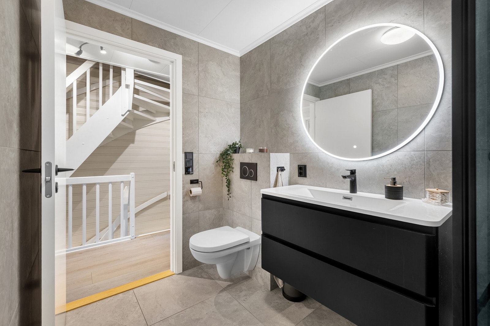 Stilrent og oppusset bad fra 2023 med lekre materialvalg, vegghengt toalett og praktisk baderomsinnredning. Galleribilde