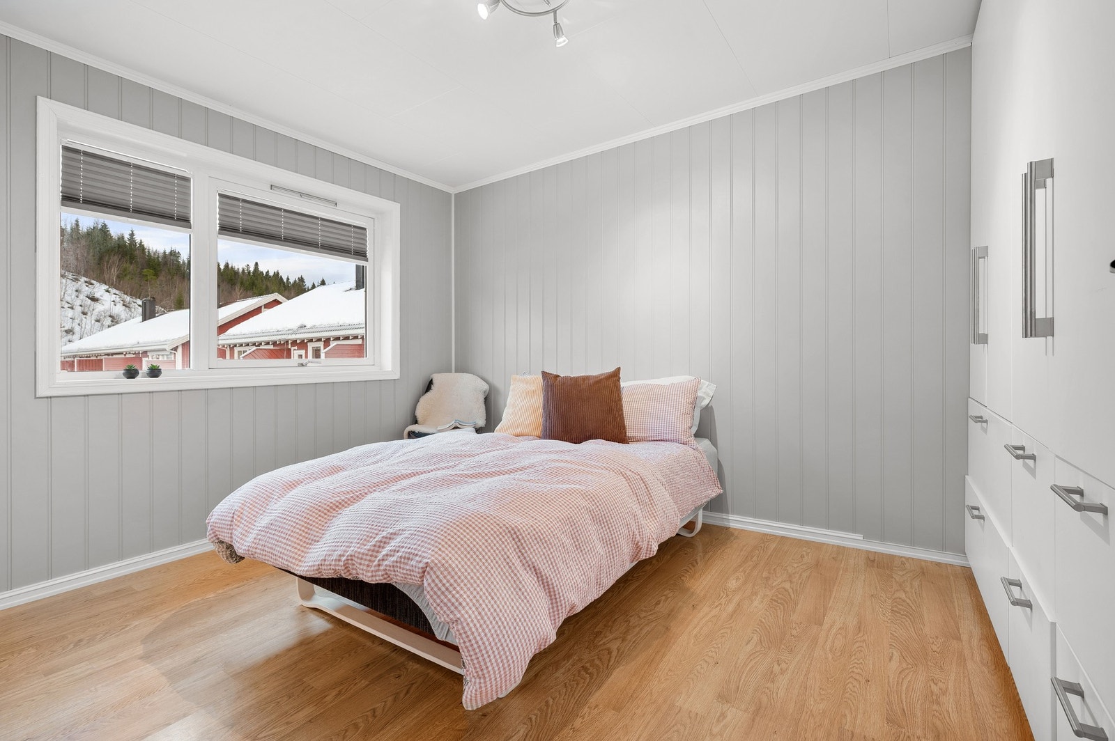 Romslig soverom med store vinduer som gir godt med naturlig lys. Galleribilde