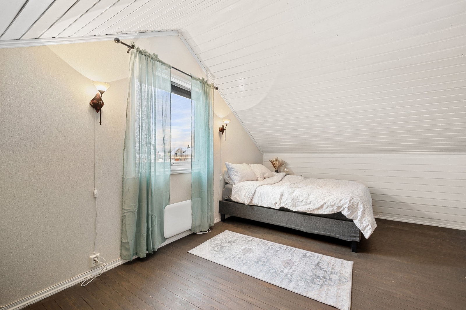 På loftet er det største soverommet på 17,2 kvadratmeter. Galleribilde