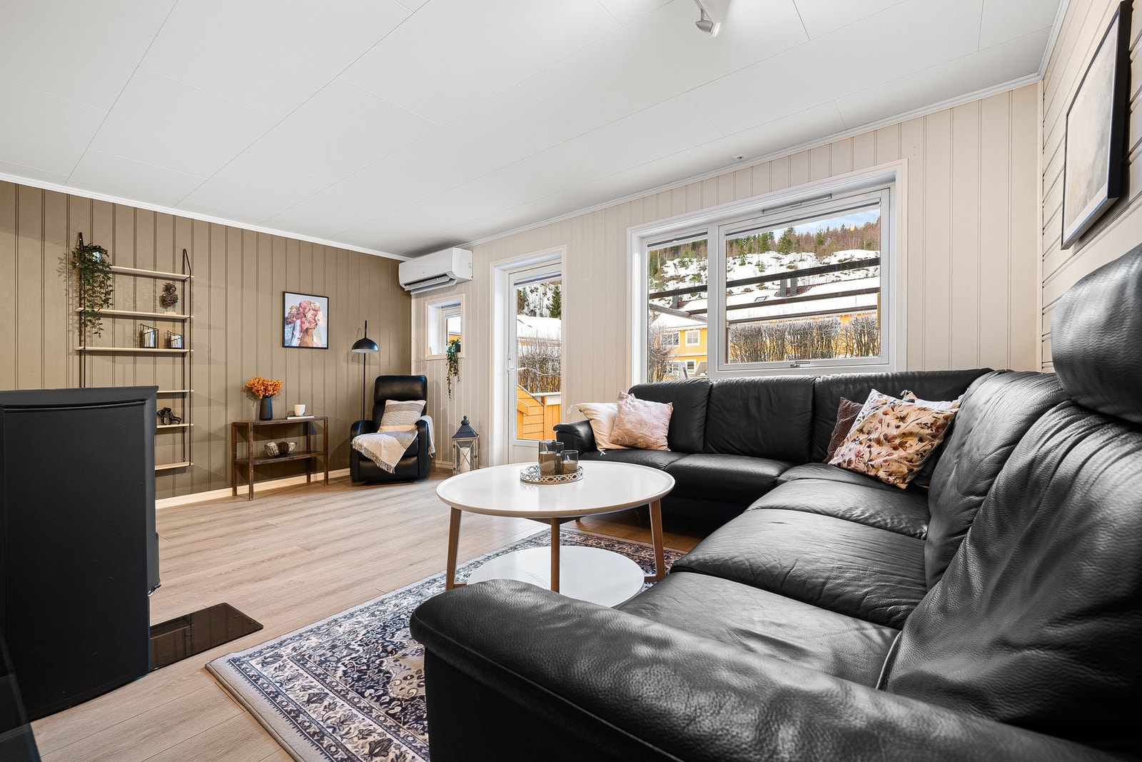 Stuen er lett å innrede med stor sofagruppe og spisegruppe. Galleribilde