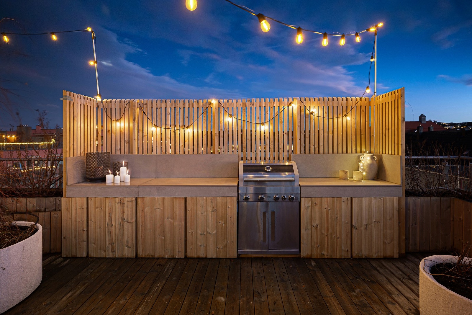 Stilrent og praktisk utekjøkken som er ypperlig ved sosiale sammenkomster. Galleribilde