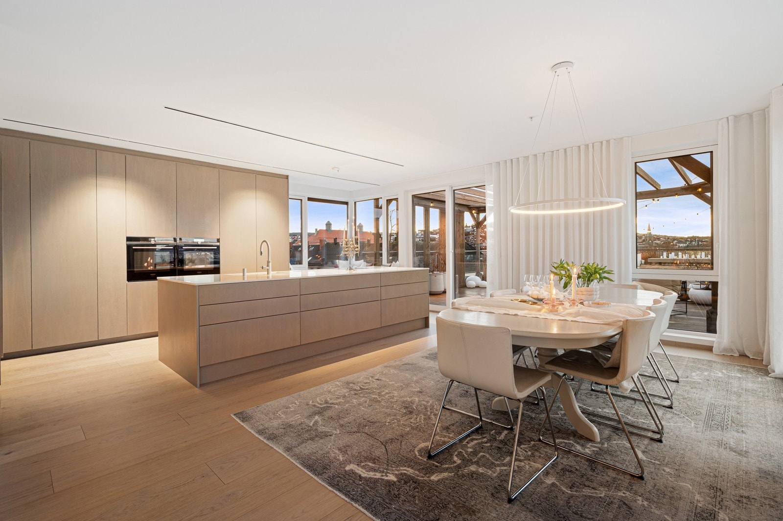 Særdeles stilrent kjøkken som ble betydelig oppgradert før overtagelse. Galleribilde