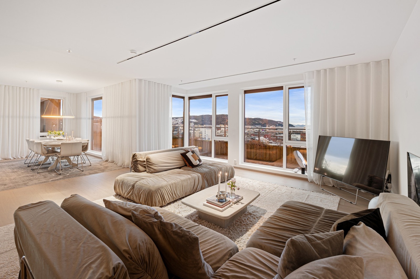 Flere store vinduer gir leiligheten et godt og naturlig lys. Galleribilde