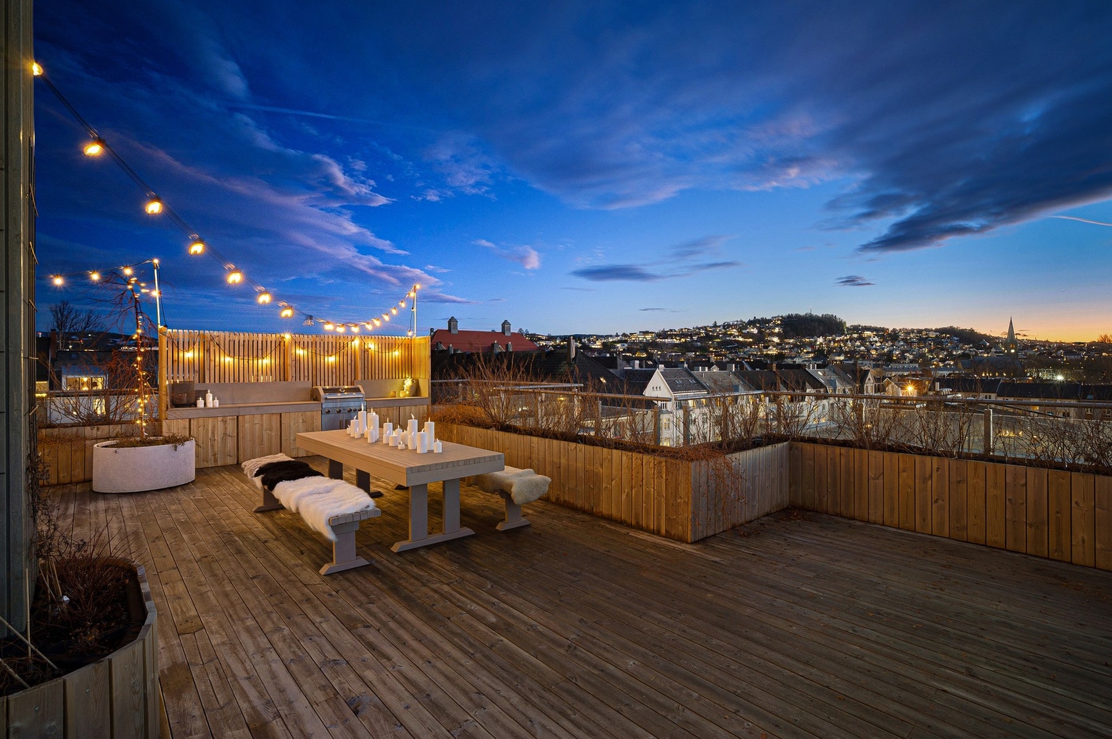 Eier har byggetillatelse for isolert utestue mot nord. Galleribilde