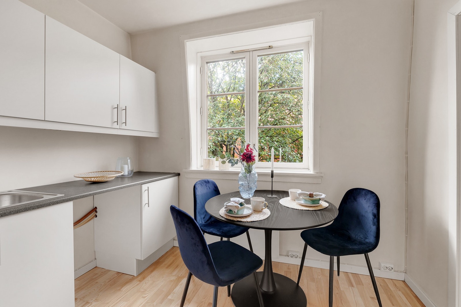 Det er ingen innsyn og frodig utsyn. Dette er en 3-roms. 60 kvm. med god planløsning Galleribilde