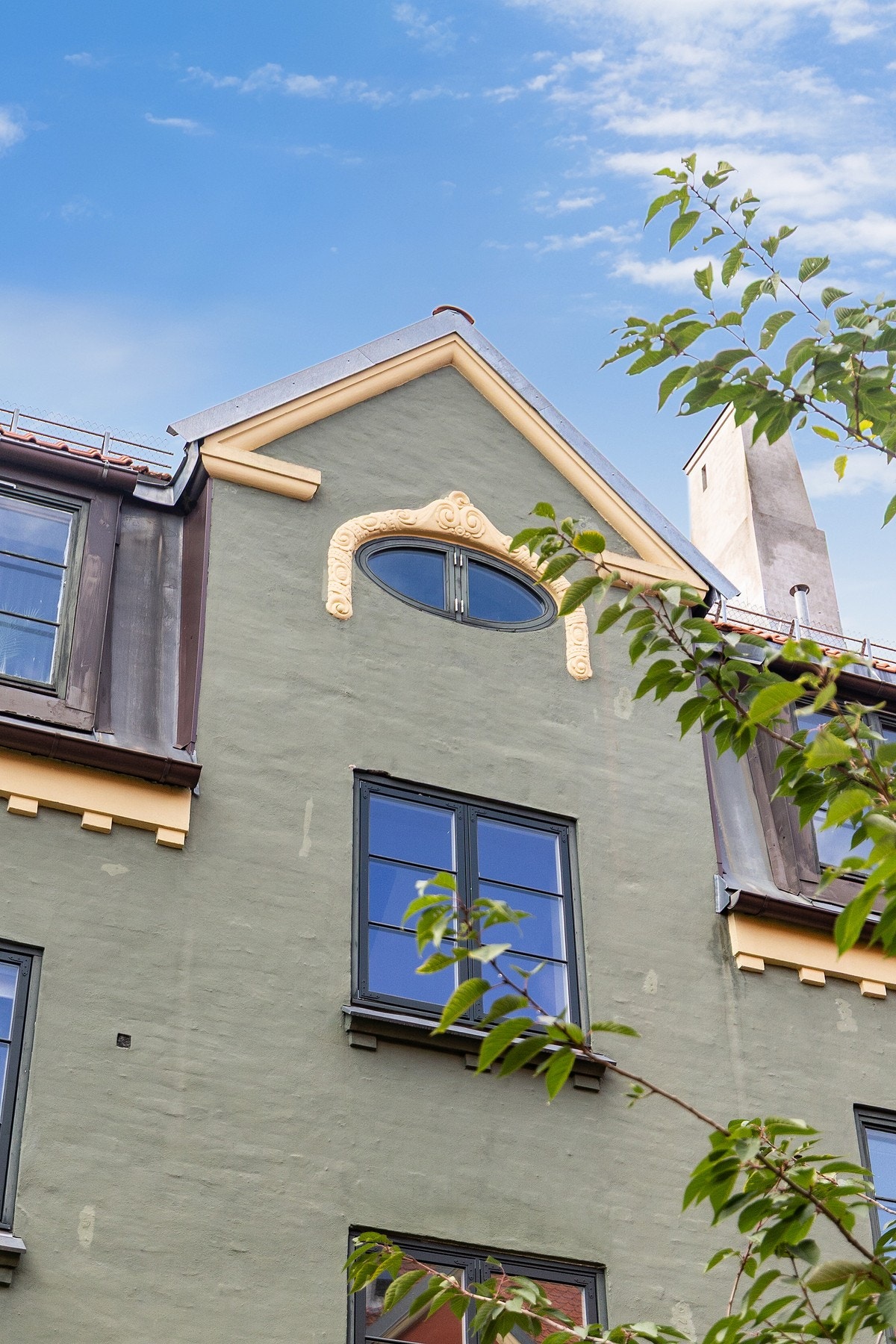 Leiligheten ligger i bygårdens 3. etg. Boligen disponerer hele 4 boder. Rett over leiligheten er det boder og tørkeloft Galleribilde