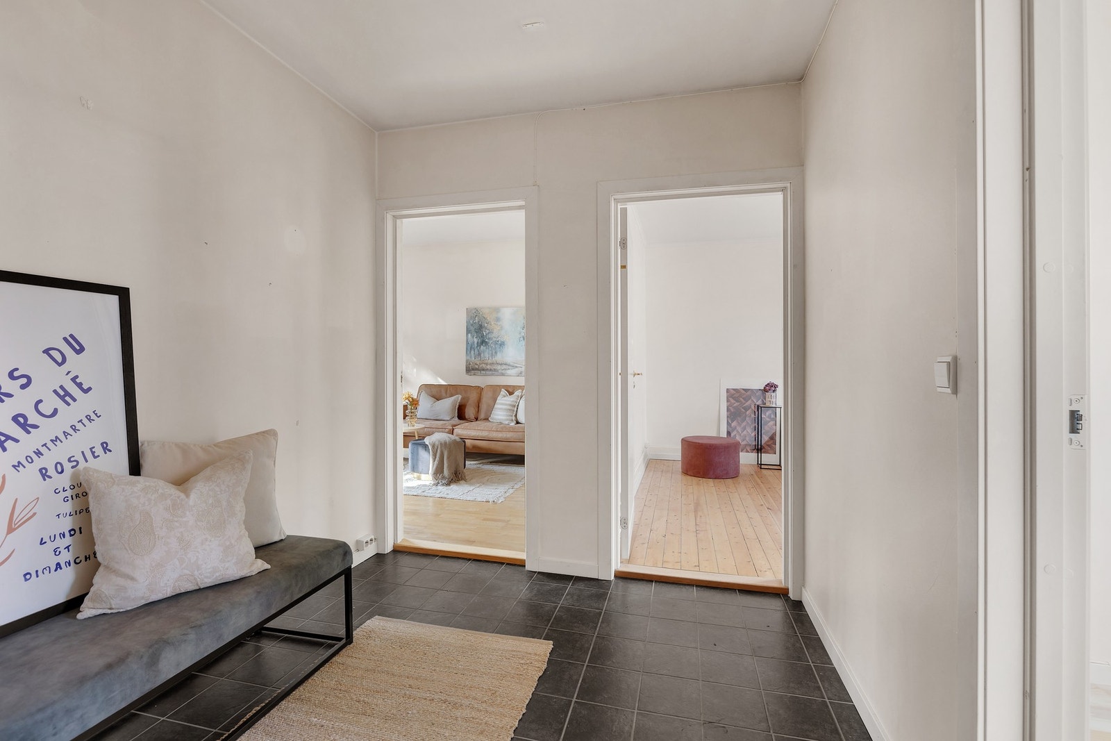 Fra entrè er det inngang til stue, 2 soverom og bad. Galleribilde