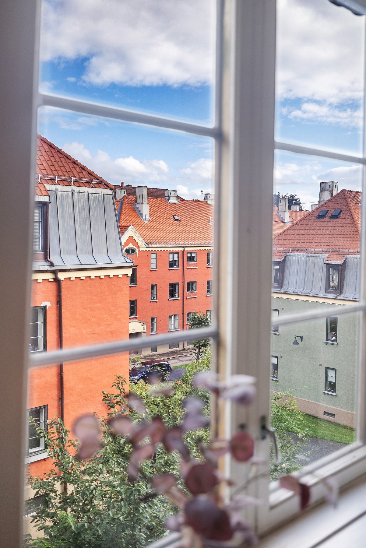 Fra leiligheten er det utsikt til de fantastiske bygårdene, tegnet av arkitekt Kristen Tobias Rivertz Galleribilde