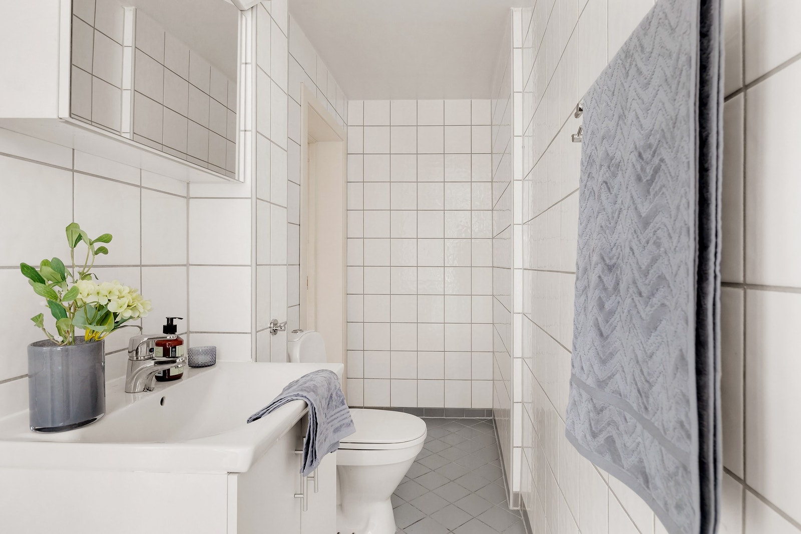 Det er opplegg for vaskemaskin mellom servant og dusjvegg Galleribilde