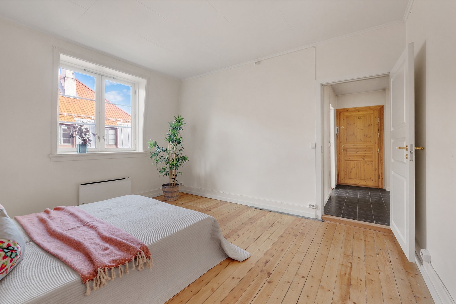 Det er sjarmerende tregulv, og mange muligheter for å bygge de garderobeløsningene dere ønsker Galleribilde