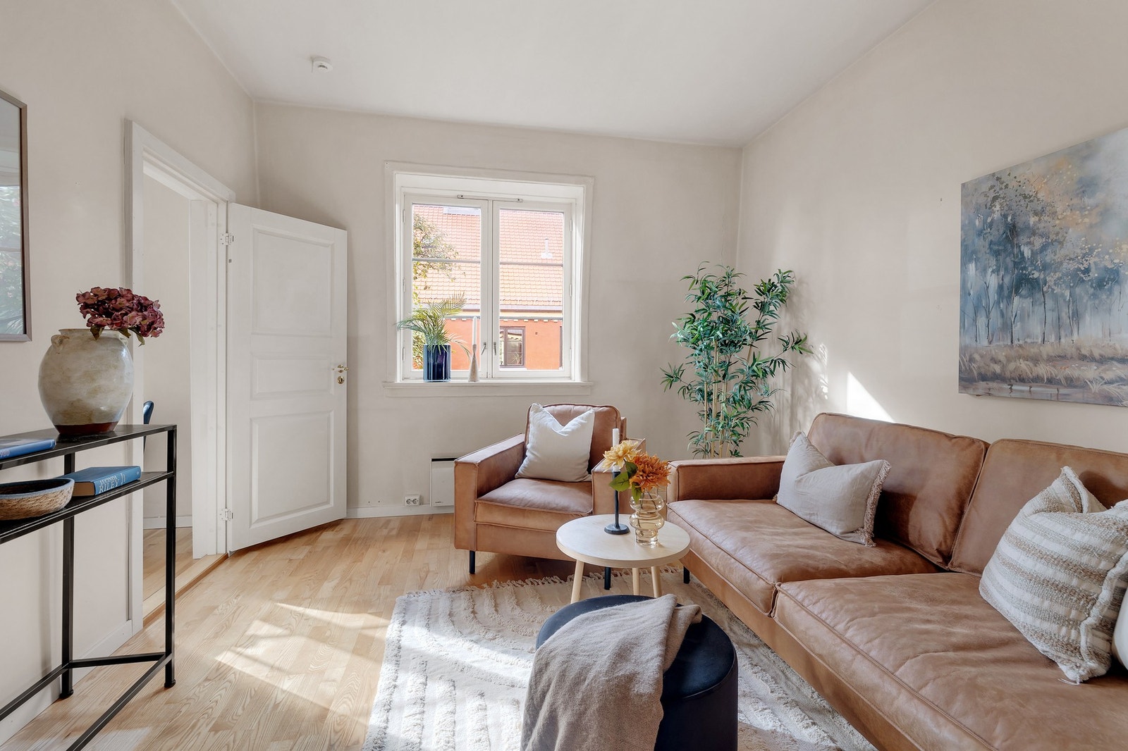 Leiligheten ligger lunt og tilbaketrukket i en vakker, klassisk bygård med særdeles god intern beliggenhet i sameiet. Galleribilde