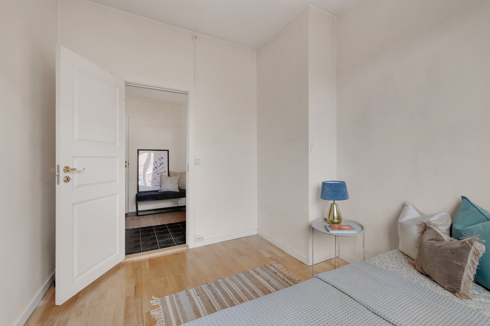 Leiligheten ligger lunt og tilbaketrukket med særdeles god intern beliggenhet i sameiet. Galleribilde