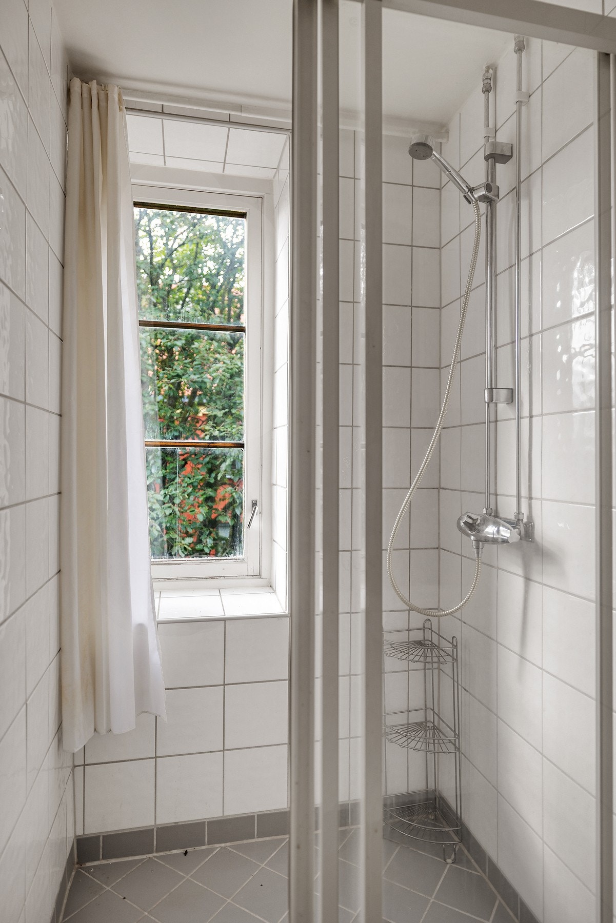 Vinduet på badet gir gode luftemuligheter og mye lys til rommet Galleribilde