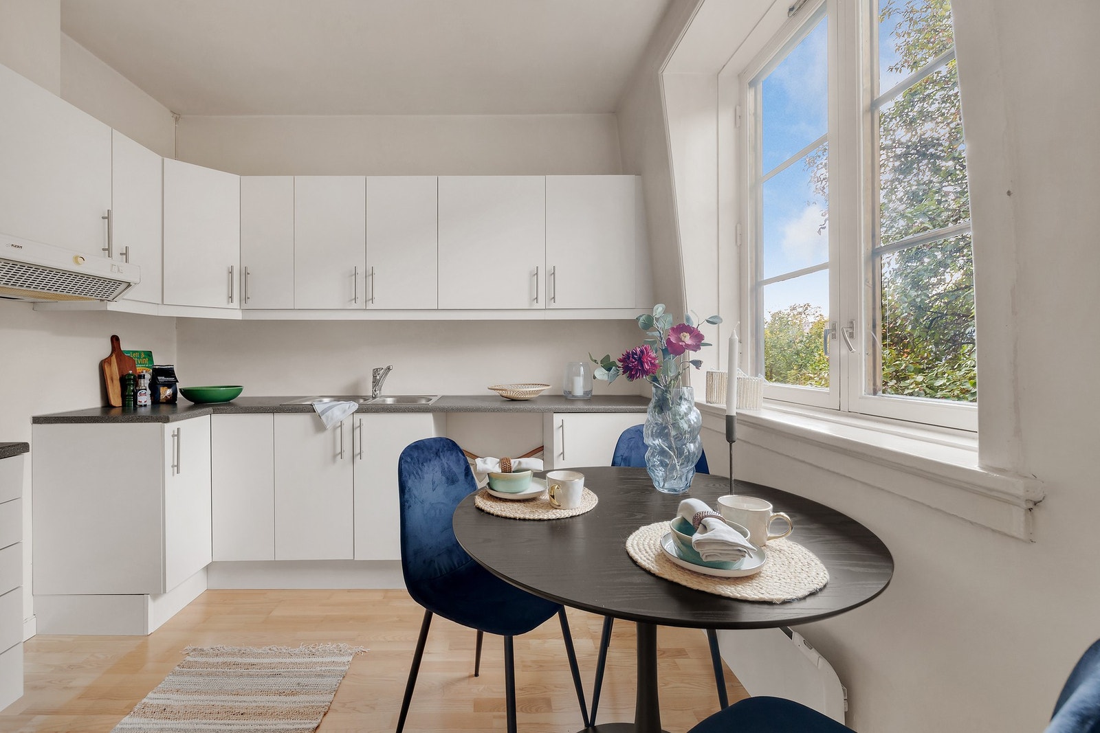 Kjøkkenet ble oppusset i regi av selger (Kristiania byggeselskap) i 2005. Alt av rør ble fornyet og det ble installert mekanisk avtrekk Galleribilde