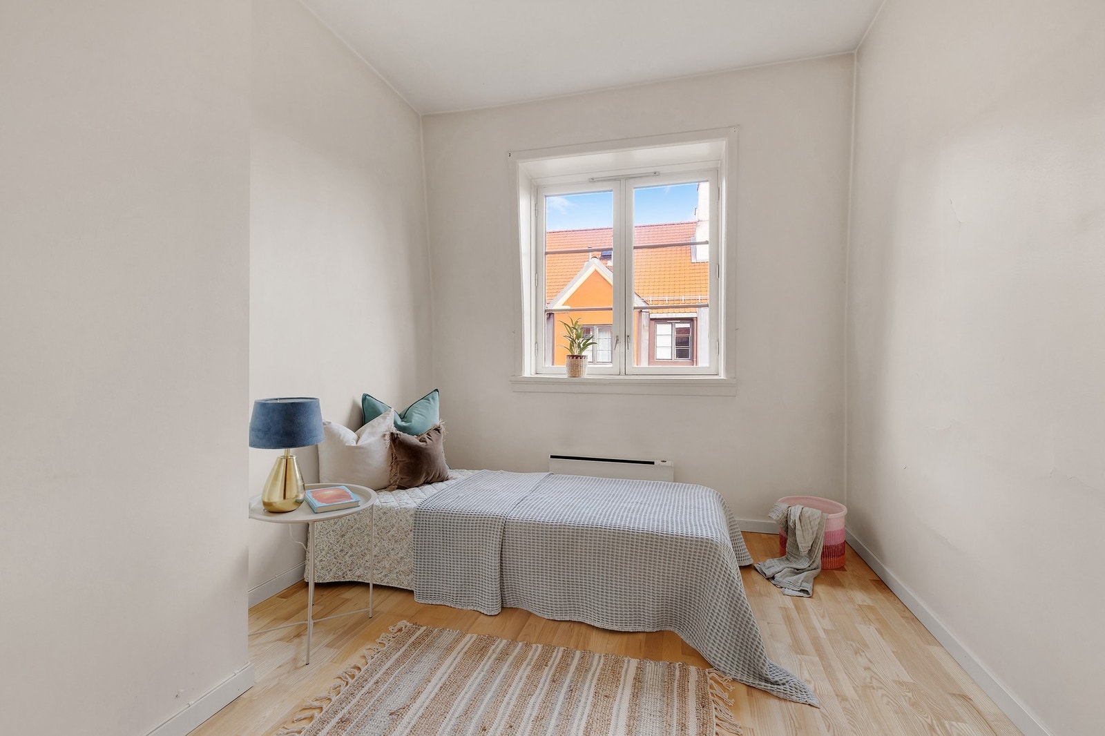 Soverom 2 er også av god størrelse med plass til garderobeløsning, kontorplass og seng. Galleribilde