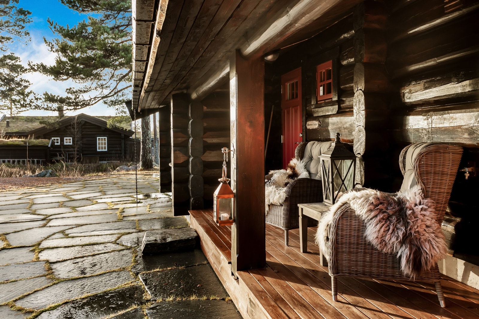 Takoverbygg fremfor inngangspartiet. Galleribilde