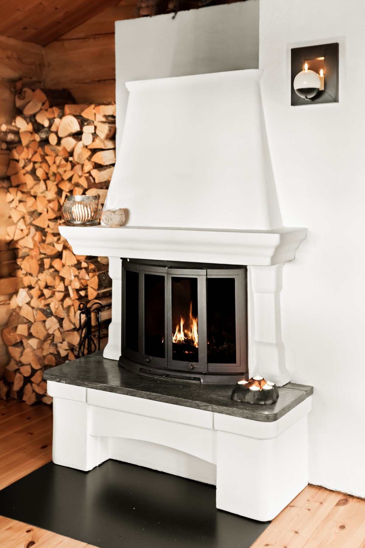 Her finner du også en hyggelig peisovn som gir en svært lun atmosfære og skaper en god romfølelse på kalde høstkvelder.. Galleribilde