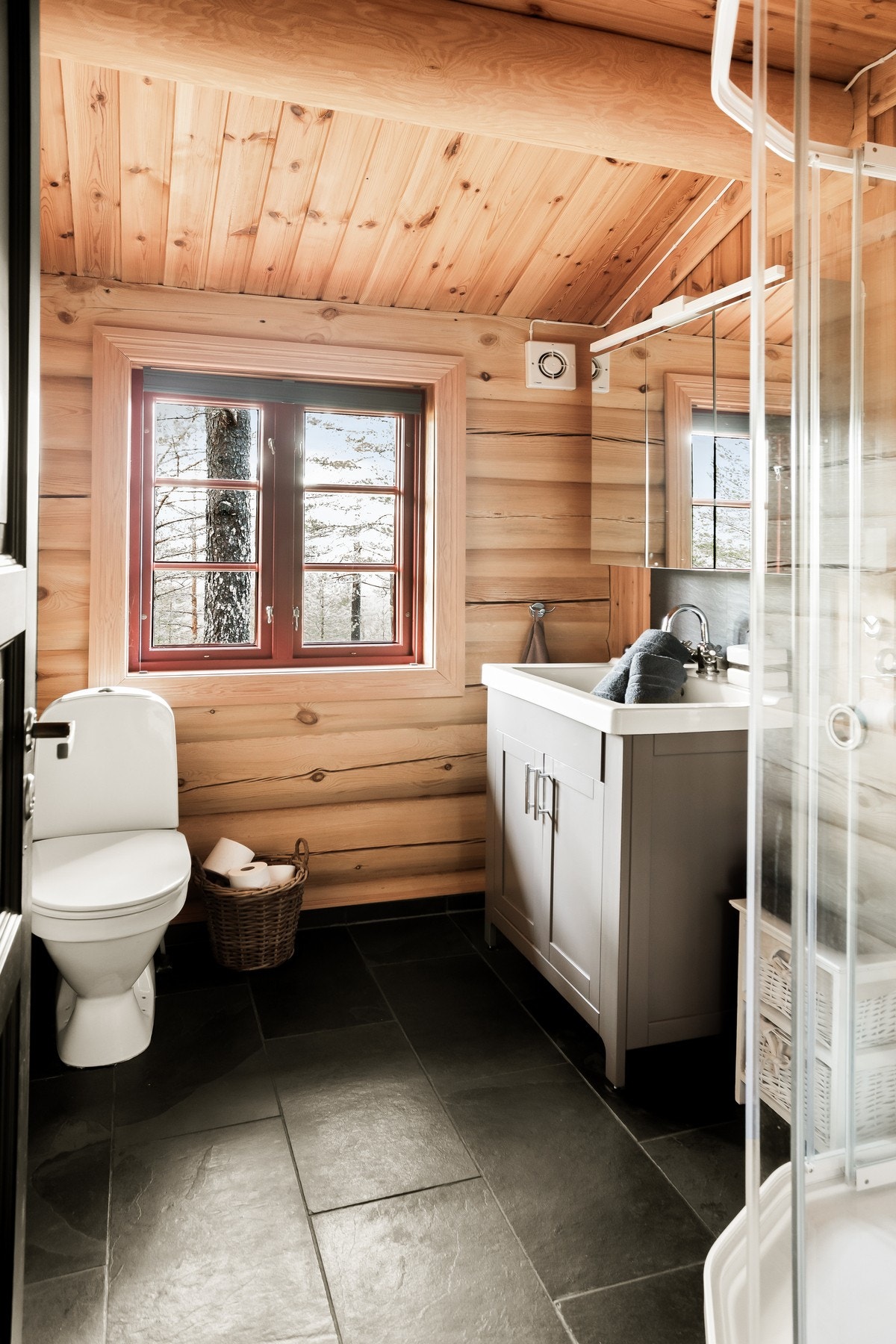 Badet har elektrisk gulvvarme, toalett, dusjkabinett og servant m/innredning. Galleribilde