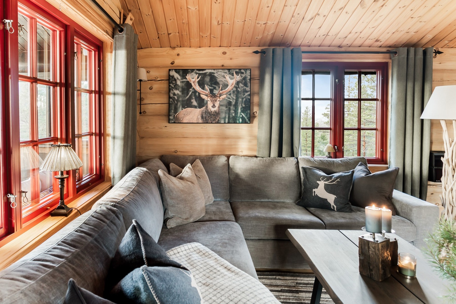 Store vindusflater gir rikelig med belysning. Galleribilde