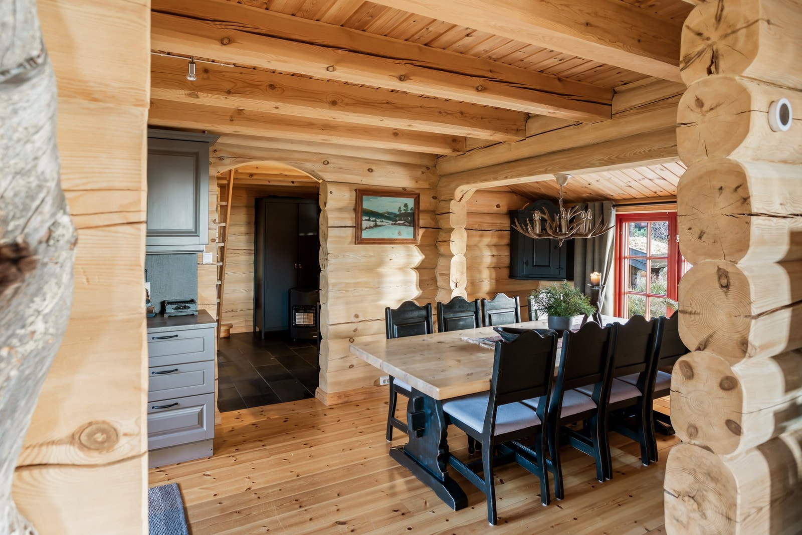 Åpent mellom kjøkken og stue. Galleribilde