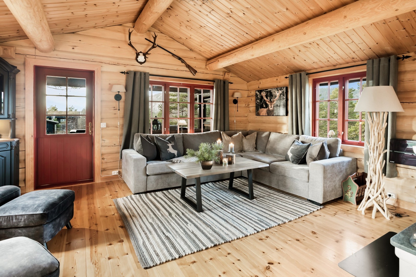 Romslig stue med god plass til ønskelig møblement. Galleribilde