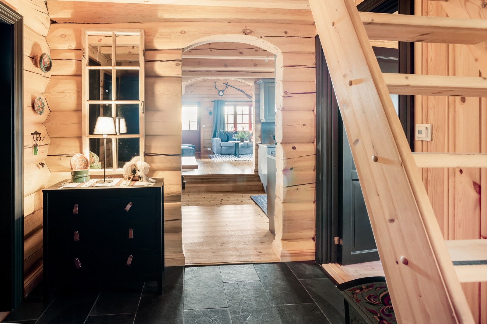 Inngangspartiet er romslig med god plass til skap og trapp opp til hemsen. Galleribilde