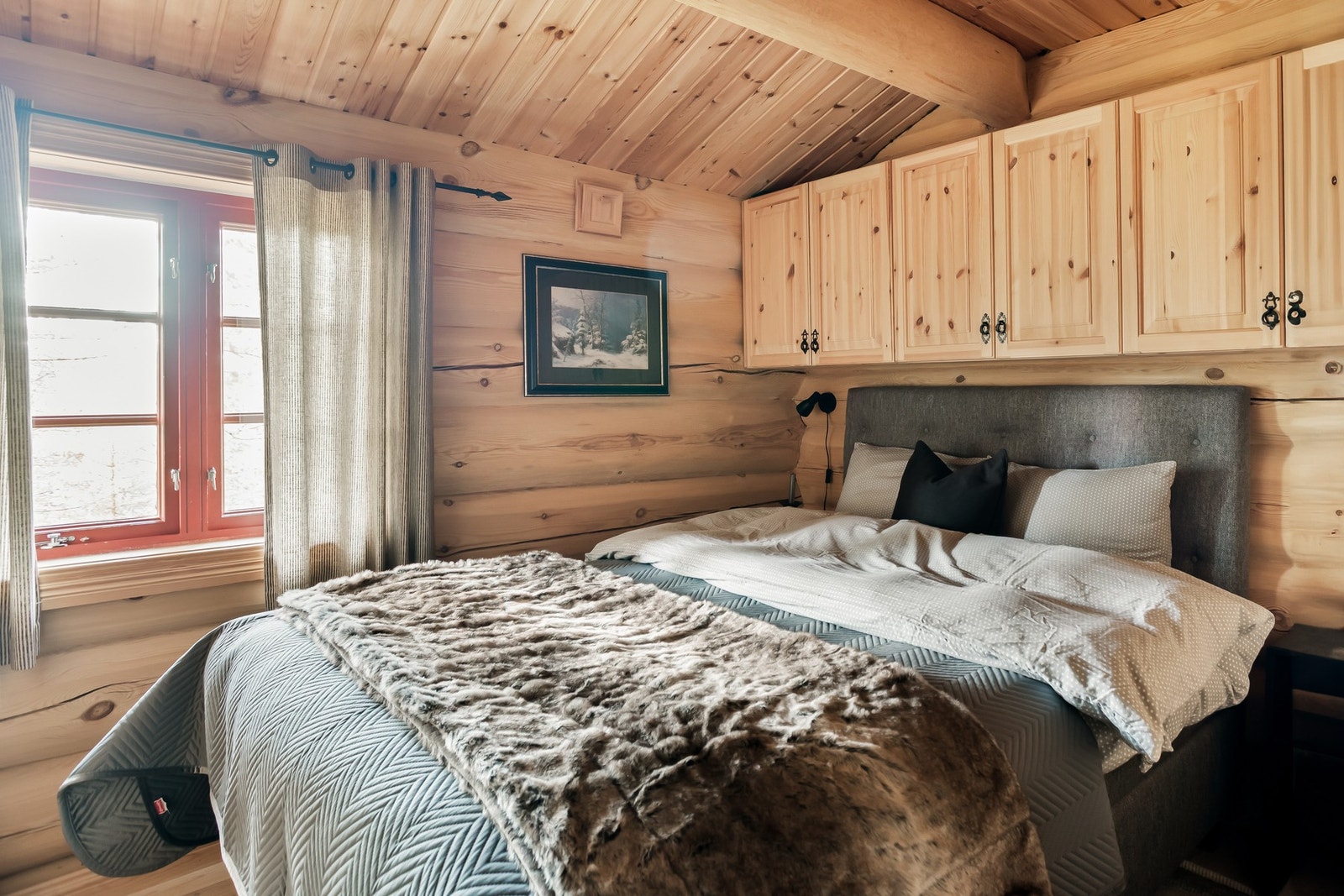 Hytta har 3 soverom av god størrelse med plass til dobbeltseng elller familiekøye samt tilhørende ønsket møblement. Galleribilde