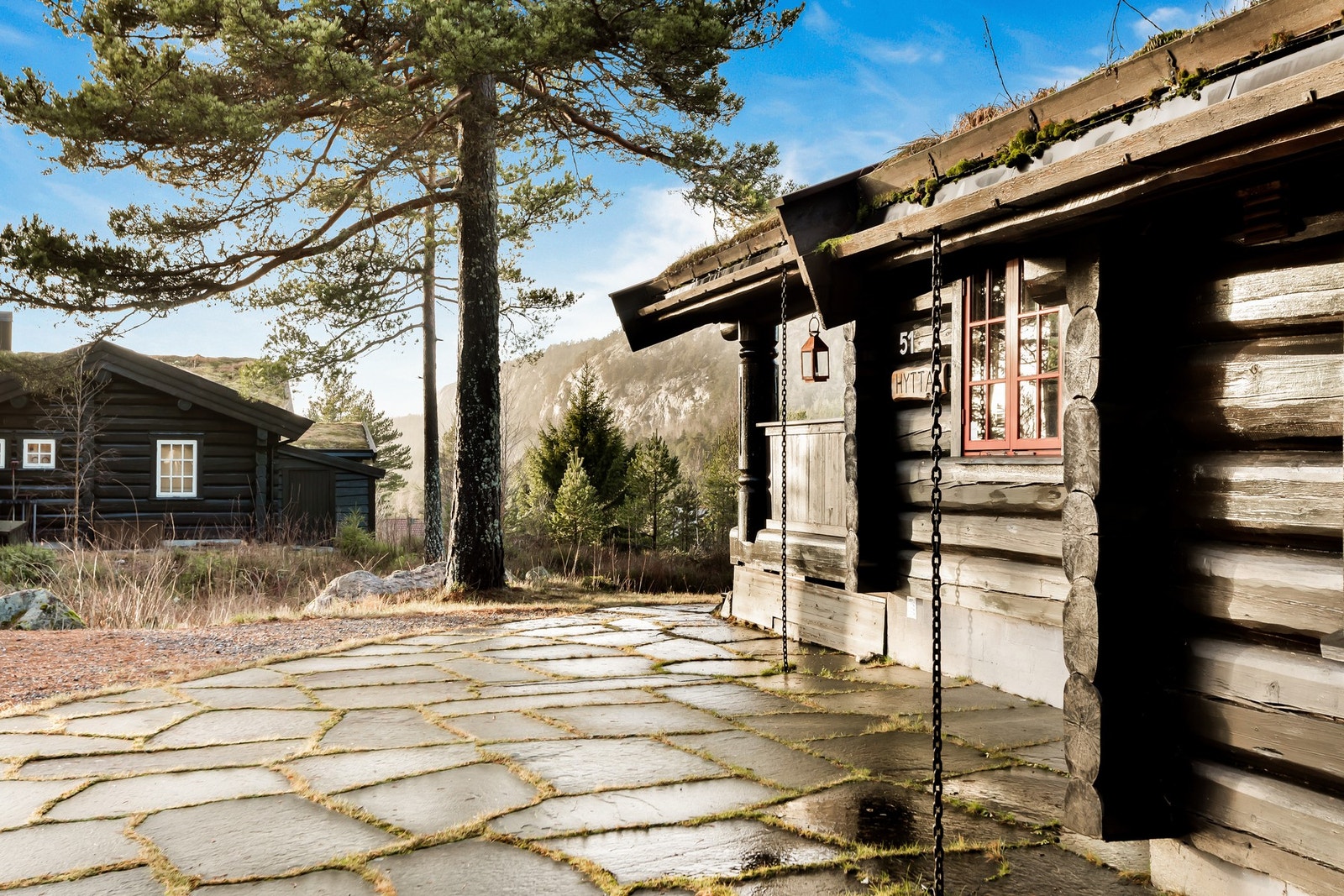 Romslig biloppstillingsplass frem hytta. Galleribilde