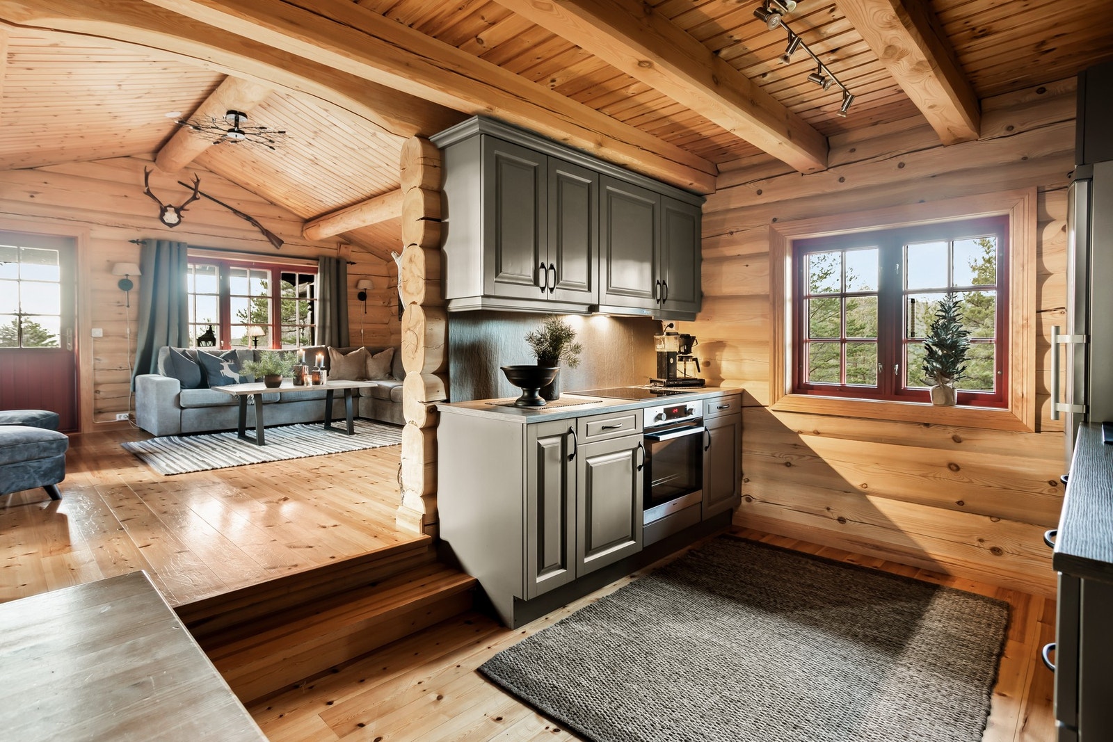 Rikelig med oppbevaringsplass med over- og underskaper. Galleribilde