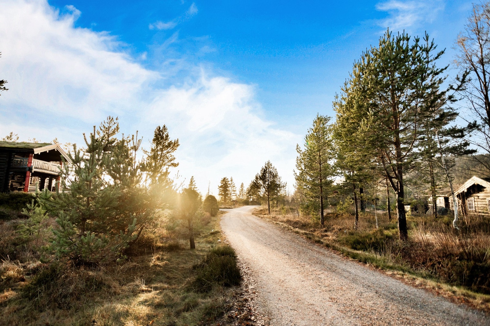 Bilvei helt frem til hytteveggen. Galleribilde